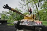 Jackie Gillespie on a tank at Cantigny Park